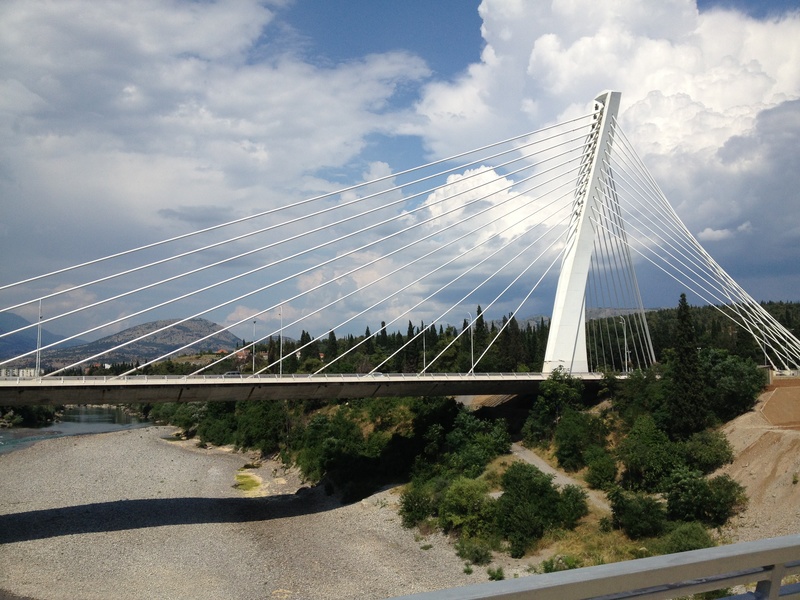 Мост Millenium на реке Морача. Соединяет старую и новую части города.