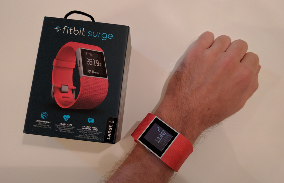 Fitbit Surge. умеющий измерять пульс и записывать GPS-трек (и, как следстви...